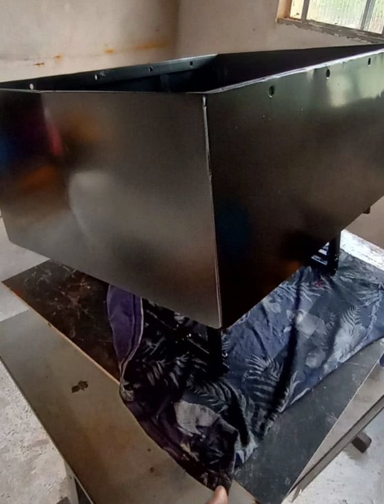 Peça de chapa metálica dobrada, ainda sem pintura