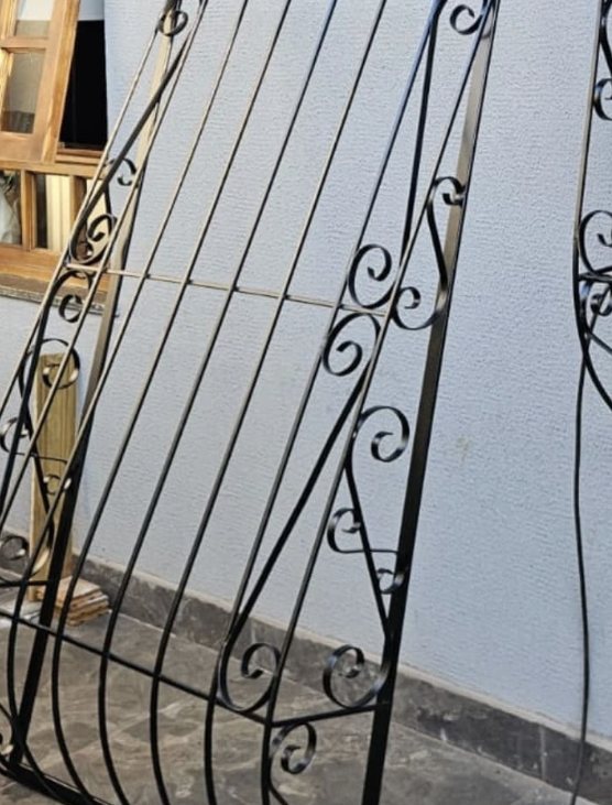 Peça em ferro artístico com volutas trabalhadas