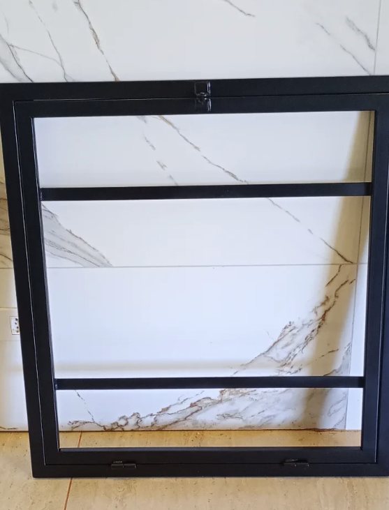 Esquadria de janela em metal preto, pronta para instalação