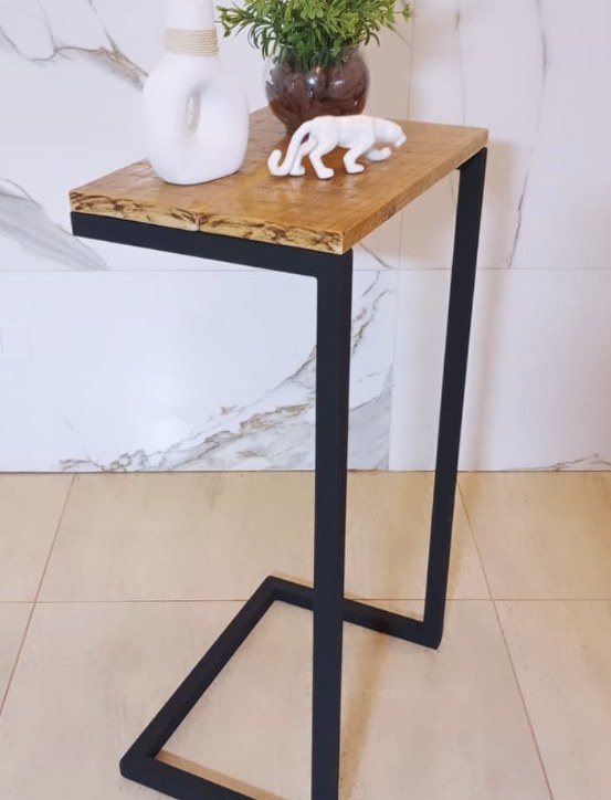 Mesa lateral em C com estrutura de metal preto e tampo de madeira