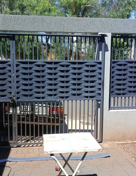 Portão de correr em metal com preenchimento vazado