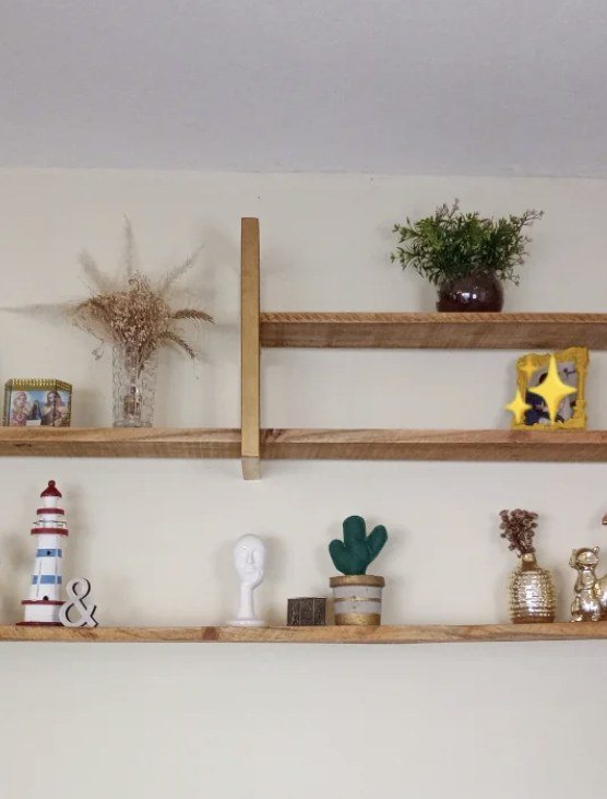 Prateleiras de parede com suporte de metal e objetos de decoração