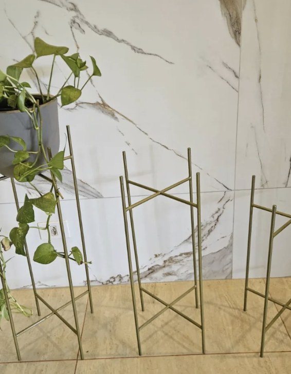 Suportes de metal dourado para vasos de plantas